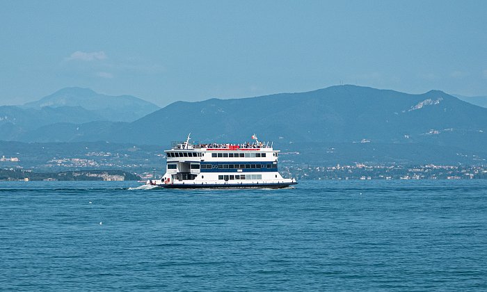 ferries-and-boats-on-lake-garda