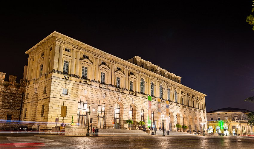 Palast der Gran Guardia und Piazza Bra